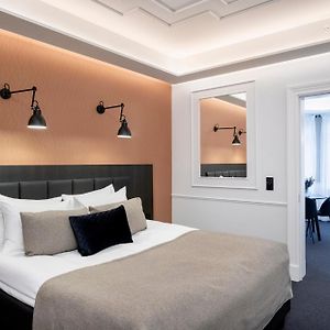Studio met een King Size Bed in een Bijgebouw